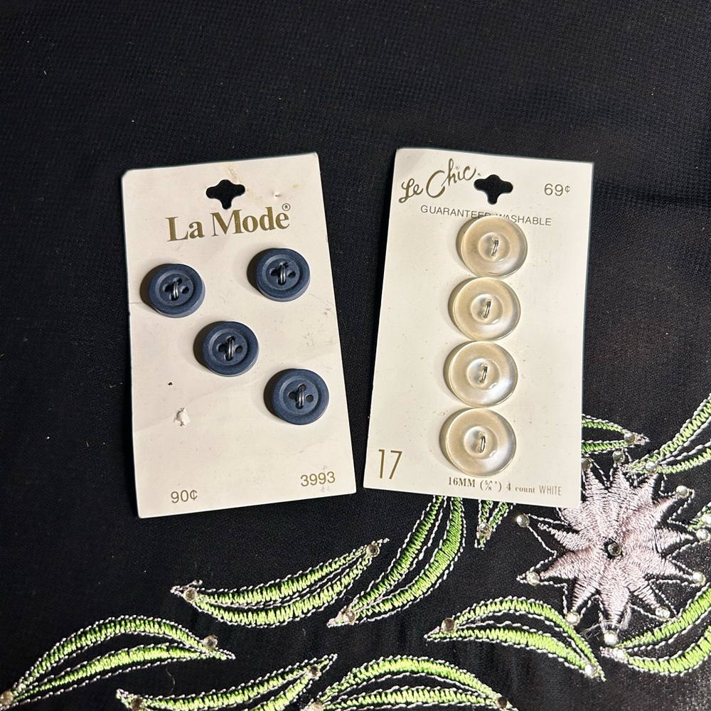 LA MODE AND LE CHIC VTG Button sets. One small blue is missing